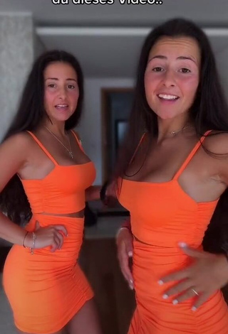 Erotic jakictwins Shows Cleavage in Crop Top