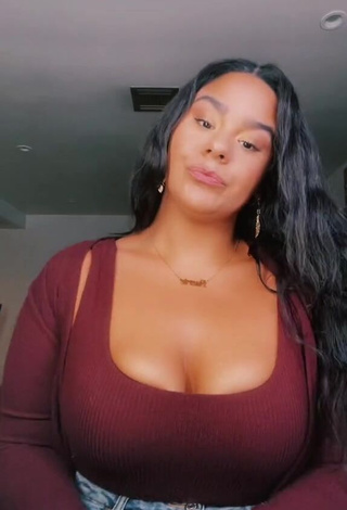 1. Sexy Jessica Marie Garcia Shows Cleavage