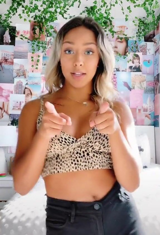 1. Erotic Kenna Mo Shows Cleavage in Crop Top and Bouncing Boobs