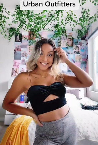 1. Cute Kenna Mo Shows Cleavage in Crop Top