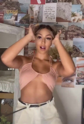 1. Hottie Kenna Mo Shows Cleavage in Crop Top (Underboob)