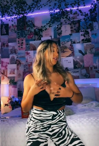 4. Hot Kenna Mo Shows Cleavage in Black Corset (Side Boob)