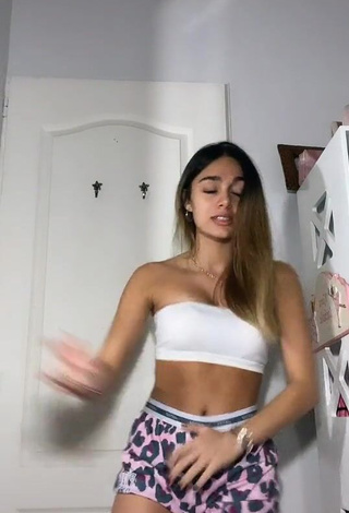 1. Hot kiki Shows Cleavage in White Tube Top