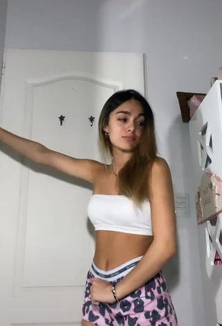 Hot kiki Shows Cleavage in White Tube Top