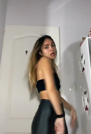 1. Hot kiki Shows Butt (Side Boob)