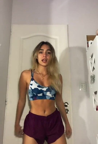 1. Sexy kiki Shows Cleavage in Sport Bra