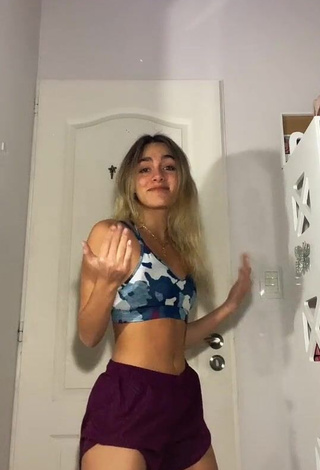 Sexy kiki Shows Cleavage in Sport Bra