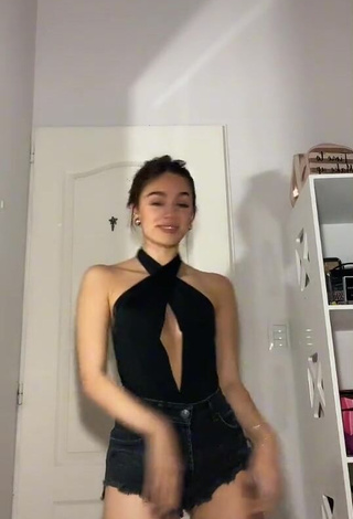 1. Hottie kiki Shows Cleavage in Black Crop Top (Side Boob)