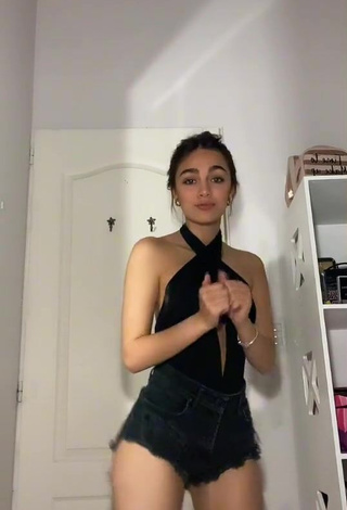 3. Hottie kiki Shows Cleavage in Black Crop Top (Side Boob)