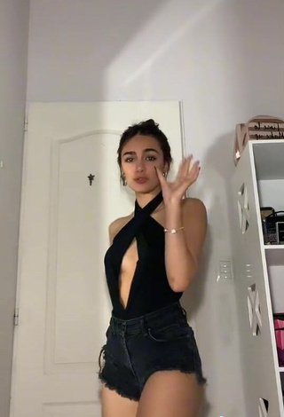 4. Hottie kiki Shows Cleavage in Black Crop Top (Side Boob)