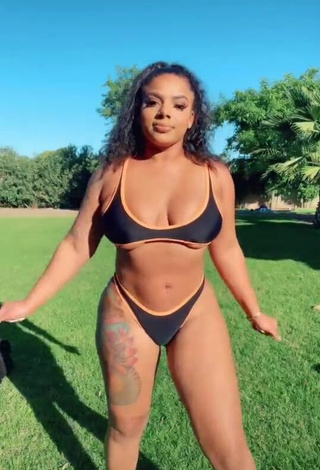 1. Erotic Mikayla Saravia Shows Cleavage while Twerking (Underboob)