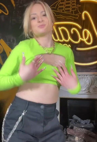 4. Hottie Laura Mullor Shows Cleavage in Light Green Crop Top