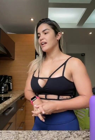 3. Hottest Laura Fuentes Shows Cleavage in Black Sport Bra (Side Boob)