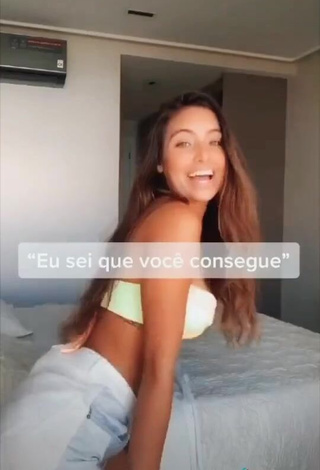 Erotic Lica Lopes Ramalho Shows Cleavage in Bikini Top while Twerking