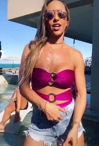 4. Cute Lica Lopes Ramalho Shows Cleavage in Pink Swimsuit (Side Boob)