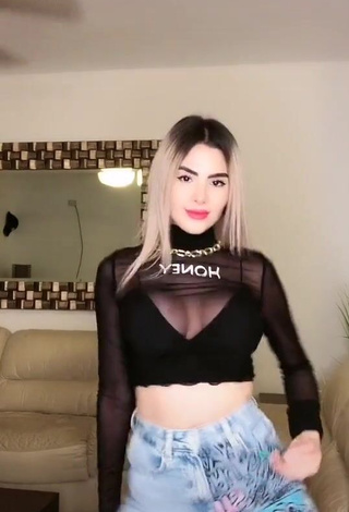 Hottest Mafer Payan Shows Cleavage in Black Crop Top