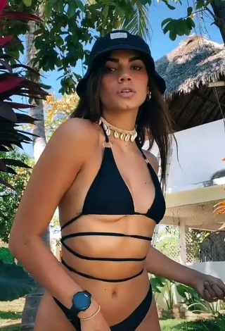 4. Amazing Manu Barrios Shows Cleavage in Hot Black Bikini (Underboob)