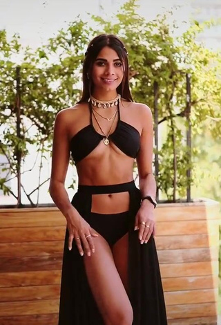 Manu Barrios Looks Really Cute in Black Bikini (Underboob)