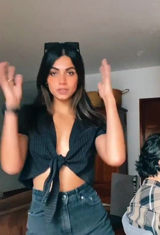 3. Cute Manu Barrios Shows Cleavage in Black Crop Top (Side Boob)