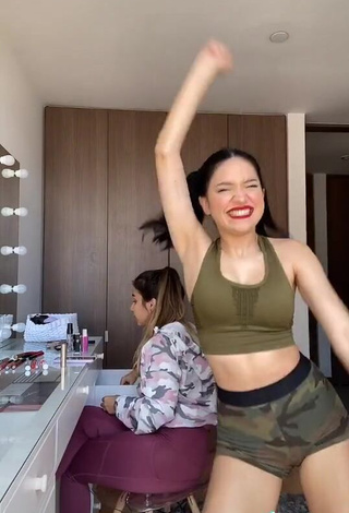 4. Wonderful Mariam Obregón Shows Cleavage in Olive Crop Top