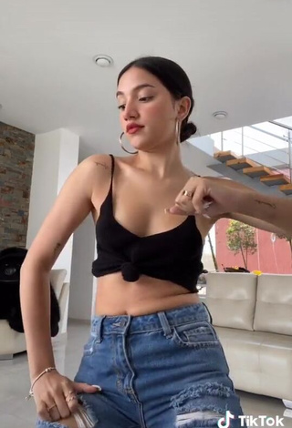 4. Desirable Mariam Obregón Shows Cleavage in Black Crop Top