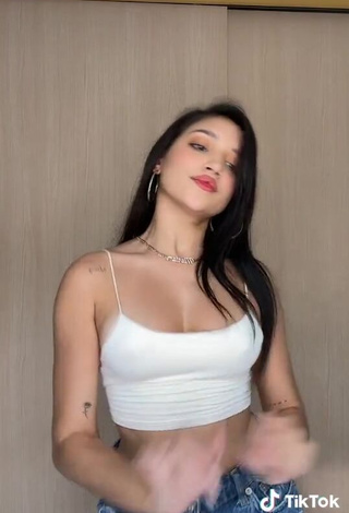 4. Amazing Mariam Obregón Shows Cleavage in Hot White Crop Top