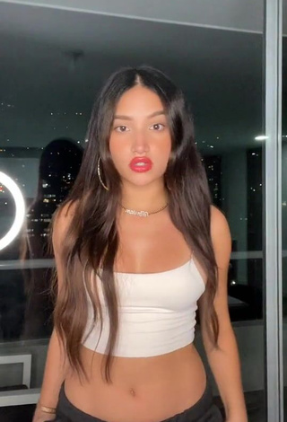 1. Alluring Mariam Obregón Shows Cleavage in Erotic White Crop Top