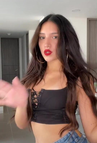 Pretty Mariam Obregón in Black Crop Top