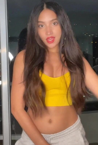 1. Hot Mariam Obregón Shows Cleavage in Crop Top