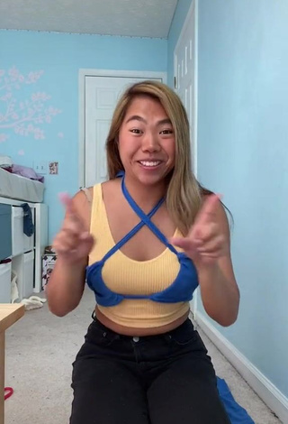 4. Sexy meimonstaa in Crop Top