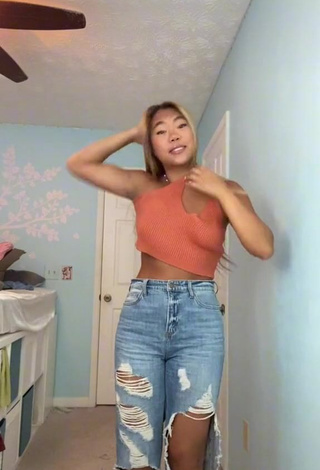 3. Hot meimonstaa in Orange Crop Top