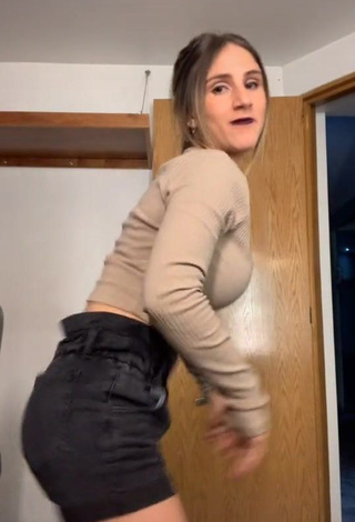 4. Sexy Nashiroll Shows Cleavage in Crop Top while Twerking