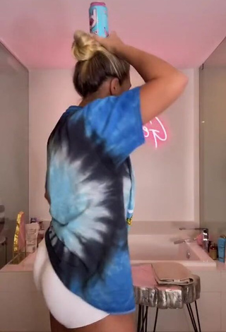 Really Cute Natalia Garibotto Shows Butt