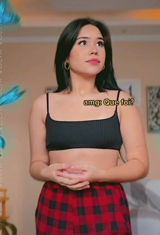 3. Sexy Nica Reina Shows Cleavage in Black Crop Top