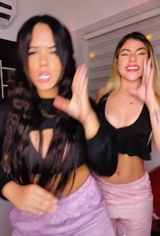 3. Beautiful Nicole Diaz Shows Cleavage in Sexy Black Crop Top