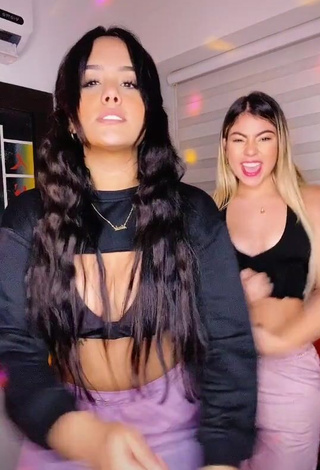 4. Beautiful Nicole Diaz Shows Cleavage in Sexy Black Crop Top