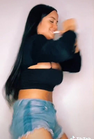 4. Amazing Nicole Diaz Shows Cleavage in Hot Black Crop Top while Twerking