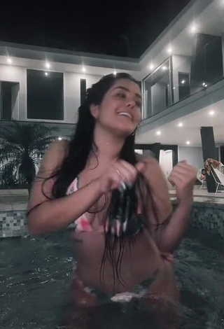 Cute Nicole Diaz Shows Cleavage in Bikini at the Swimming Pool while Twerking