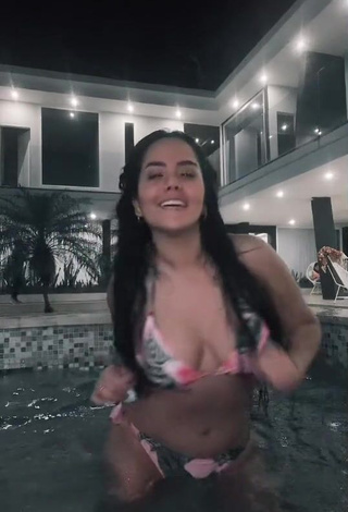 3. Cute Nicole Diaz Shows Cleavage in Bikini at the Swimming Pool while Twerking