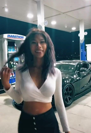 1. Hot Nhu Tran Shows Cleavage in White Crop Top