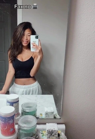 4. Sexy Nhu Tran Shows Cleavage in Black Crop Top