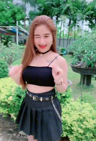 1. Sexy Numkaeng Thanyaluck Shows Cleavage in Black Crop Top