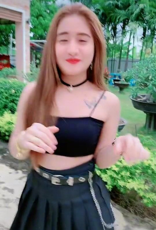 4. Sexy Numkaeng Thanyaluck Shows Cleavage in Black Crop Top