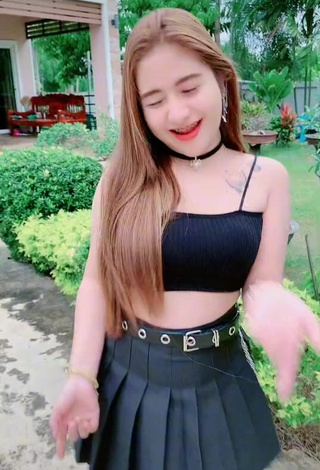 1. Hot Numkaeng Thanyaluck Shows Cleavage in Black Crop Top