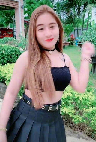 Hot Numkaeng Thanyaluck Shows Cleavage in Black Crop Top