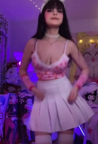 Seductive Kylie Shows Cleavage in Crop Top and Bouncing Boobs