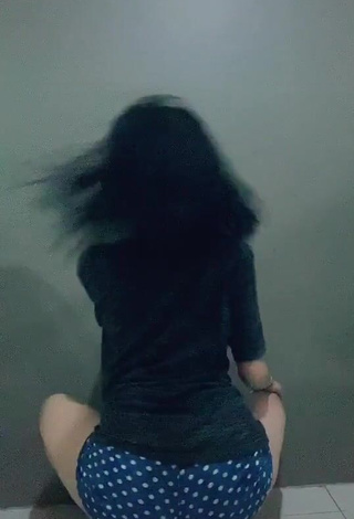 1. Sweetie Charisse Galang Shows Butt while Twerking