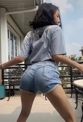 1. Sexy Charisse Galang Shows Butt while Twerking