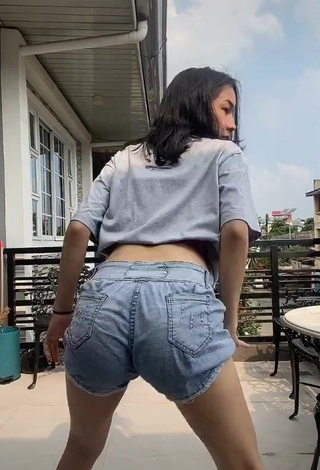 Sexy Charisse Galang Shows Butt while Twerking