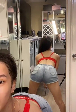 3. Hot Charisse Galang Shows Cleavage in Red Sport Bra while Twerking